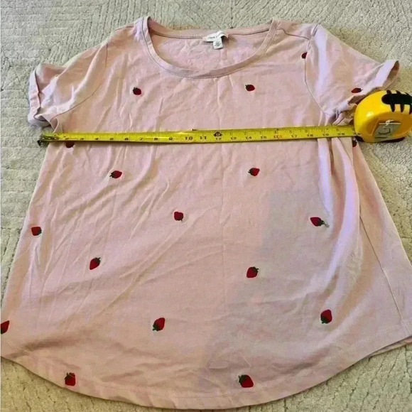 Pink t shirt with embroidered strawberries XL - Picture 4 of 5